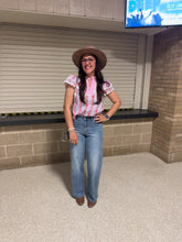Load and play video in Gallery viewer, Judy Blue Vintage Wash Wide Leg Jeans
